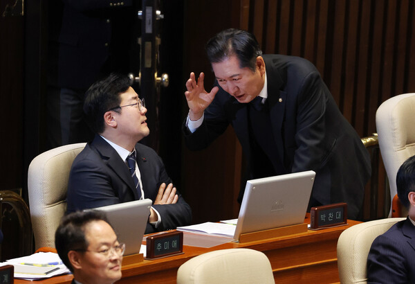 더불어민주당 박찬대 원내대표와 정청래 위원이 10일 오후 국회에서 열린 본회의에서 대화하고 있다. [사진=연합뉴스]