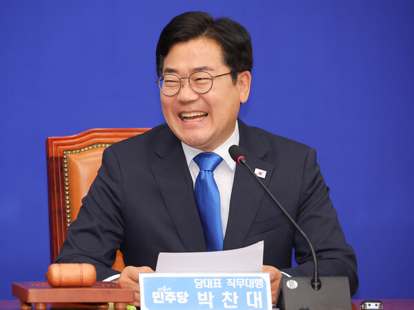 민주당 차기 당대표 출마 선언을 앞둔 박찬대 더불어민주당 의원은 23일 라디오에 출연해 "내가 플레잉 코치라면 정청래는 골게터이자 스타플레이어"라며 두 사람의 차이점에 대해 말했다. [사진=연합뉴스]