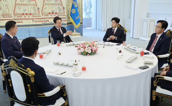 이재명 대통령이 22일 서울 한남동 관저에서 열린 여야 지도부와의 오찬 회동에서 발언하고 있다. 왼쪽 아래부터 시계방향으로 강훈식 대통령비서실장, 더불어민주당 김병기 당대표 직무대행 겸 원내대표, 이 대통령, 국민의힘 김용태 비상대책위원장, 송언석 원내대표 [사진=연합뉴스]