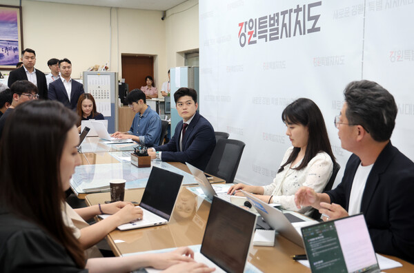 국민의힘 김용태 비상대책위원장이 23일 강원 춘천시 강원특별자치도청을 방문해 지역 기자단과 간담회를 열고 지역 현안에 관한 당의 정책과 견해를 밝히고 있다. [사진=연합뉴스]