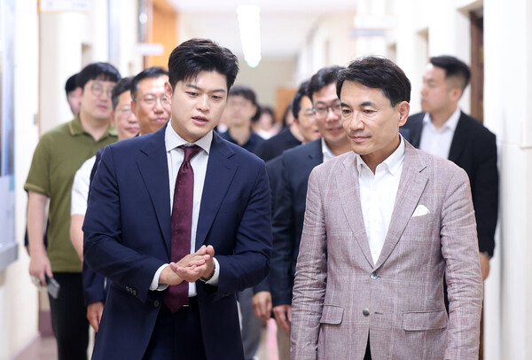 국민의힘 김용태 비상대책위원장이 23일 강원 춘천시 강원특별자치도청을 방문해 김진태 지사와 대화하고 있다.[사진=연합뉴스]