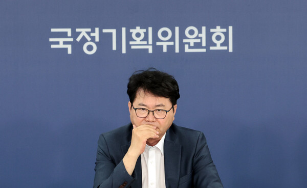 이한주 국정기획위원회 위원장이 22일 서울 종로구 국정기획위원회에서 열린 기자간담회에서 취재진 질문을 경청하고 있다.[사진=연합뉴스]