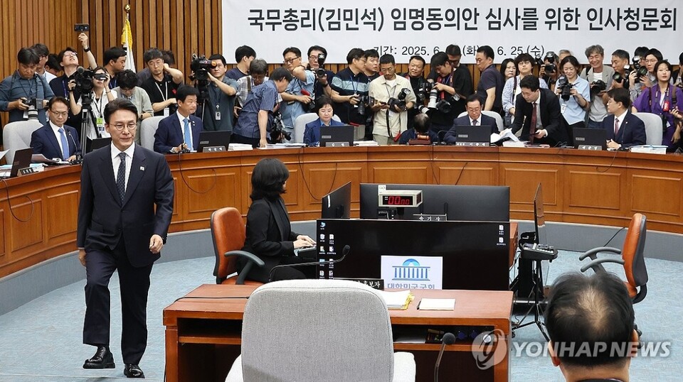 김민석 국무총리 후보자가 24일 서울 여의도 국회에서 열린 인사청문회에서 총리 후보자 인사청문특별위원회 위원장인 국민의힘 이종배 의원에게 선서문을 제출한 뒤 자리로 돌아가고 있다. [사진=연합뉴스]