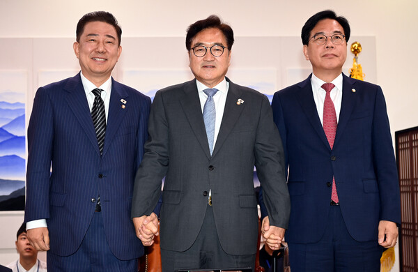  우원식 국회의장과 여야 원내대표들이 24일 국회에서 추가경정예산안 처리를 위한 본회의 개최 일정과 상임위원장 재배분 문제 등을 논의하기 위해 회동하고 있다. 왼쪽부터 더불어민주당 김병기 당 대표 직무대행 겸 원내대표, 우원식 국회의장, 국민의힘 송언석 원내대표. [사진=연합뉴스]