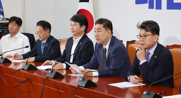 더불어민주당 김병기 당 대표 직무대행 겸 원내대표(오른쪽 두번째)가 24일 국회에서 열린 원내대책회의에서 발언하고 있다. [사진=연합뉴스]