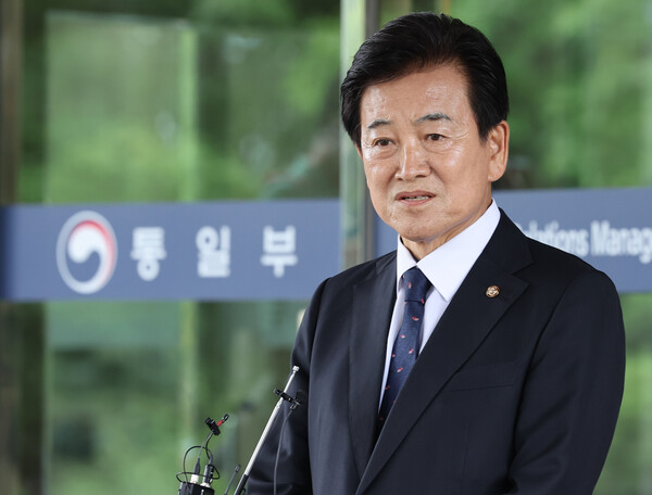 정동영 통일부 장관 후보자가 24일 서울 종로구 남북관계관리단에 마련된 인사청문회 준비사무실로 들어서며 취재진의 질문에 답하고 있다. [사진=연합뉴스]