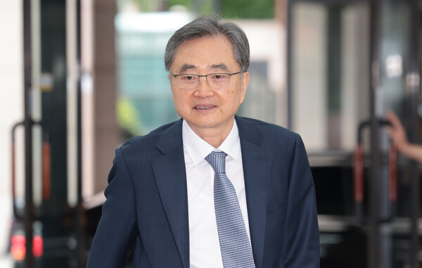 조현 외교부 장관 후보자가 24일 서울 종로구에 마련된 인사청문회 준비 사무실로 출근하고 있다. [사진=연합뉴스]