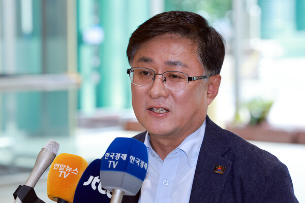 김성환 환경부 장관 후보자가 24일 서울 영등포구 여의도 이룸센터에 마련된 인사청문회 준비 사무실로 출근하며 지명 소감을 말하고 있다. [사진=연합뉴스]