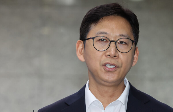  배경훈 과학기술정보통신부 장관 후보자가 24일 서울 종로구 광화문우체국에 마련된 인사청문회 준비 사무실로 출근하며 취재진의 질문에 답하고 있다. [사진=연합뉴스]