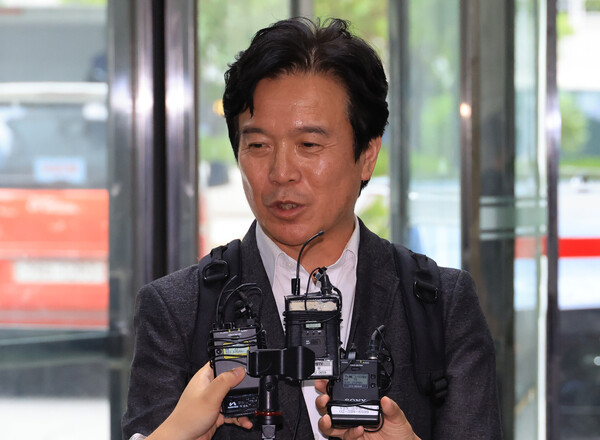 김영훈 고용노동부 장관 후보자가 24일 인사청문회 준비 사무실이 위치한 서울 중구 서울지방고용노동청으로 들어서며 기자의 질문에 답하고 있다 . [사진=연합뉴스]