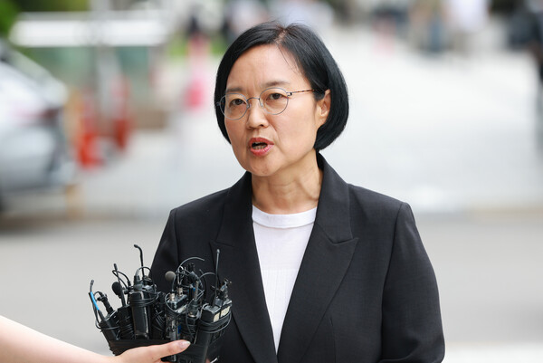  한성숙 중소벤처기업부 장관 후보자가 24일 서울 영등포구 여의도 삼희익스콘벤처타워에 마련된 인사청문회 준비 사무실로 출근하며 취재진 질문에 답하고 있다. [사진=연합뉴스]