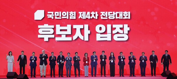 국민의힘이 오는 8월 중순경 전당대회를 열고 당대표를 선출하는 것으로 가닥을 잡으면서 차기 당권 주자들의 움직임도 바빠지고 있다. 지난해 7월 열린 국민의힘 제4차 전당대회에서 후보들이 단상 위에서 손뼉을 치고 있는 모습.[사진=연합뉴스]