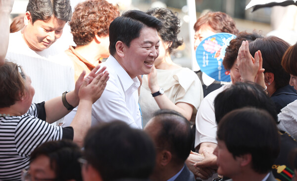 국민의힘 안철수 의원이 지난 18일 대구 중구 서문시장을 찾아 시민들과 인사하고 있다.[사진=연합뉴스]