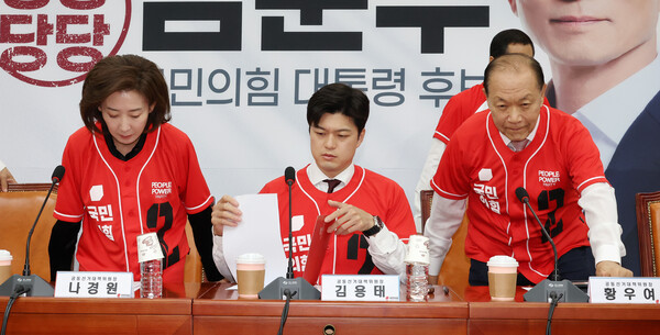 국민의힘 나경원 의원(왼쪽)과 김용태 비상대책위원장(가운데)는 당 안팎으로 현안에 대해 적극적으로 목소리를 내며 차기 당권을 염두에 둔 행보를 보이고 있다. [사진=연합뉴스]