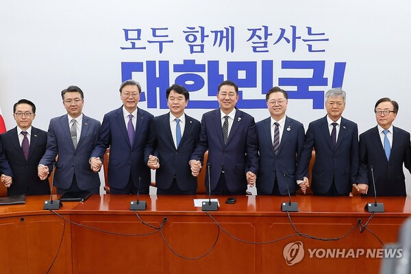 경제6단체 부회장단이 25일 김병기 더불어민주당 원내대표와 송언석 국민의힘 원내대표를 만났다 [사진=연합뉴스]