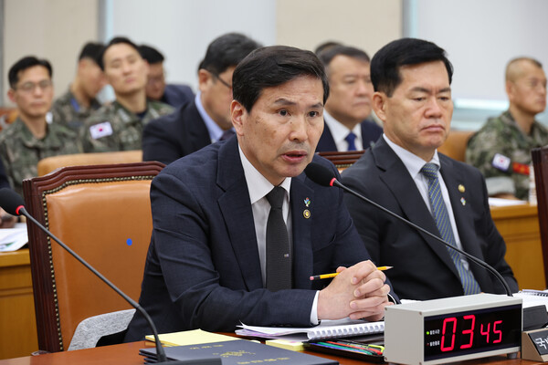 김선호 국방부 장관 직무대행이 국회에서 열린 국방위원회 전체회의에서 의원 질의에 답변하고 있다. [사진=연합뉴스]