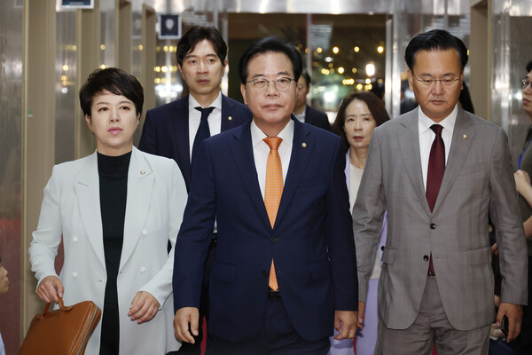 국민의힘 송언석 원내대표가 27일 서울 여의도 국회의장실로 향하고 있다. [사진=연합뉴스]