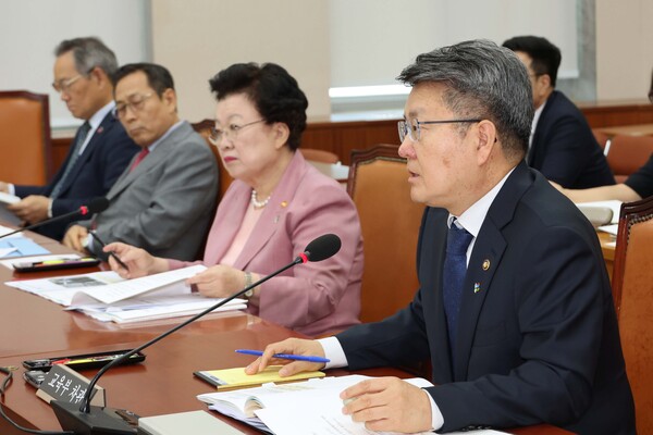 오석환 교육부 차관이 27일 국회 교육위원회 전체회의에서 추가경정예산안과 관련한 질의에 답하고 있다. [사진=연합뉴스]
