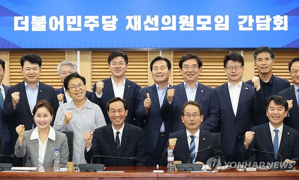 우상호 정무수석과 더민재 의원들 [사진=연합뉴스]