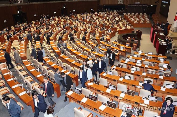 국민의힘 의원들이 27일 국회 본회의에서 여당 주도의 법제사법위원장 등 상임위원장 선출에 반대하며 퇴장하고 있다. 2025.6.27 [사진=연합뉴스]
