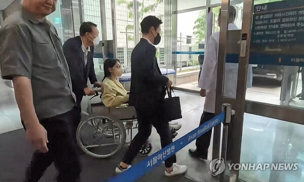 퇴원하는 김건희 [사진=연합뉴스]