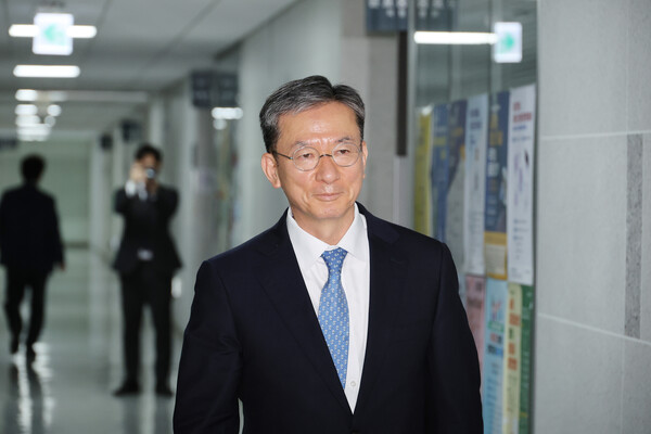 이재명 정부의 첫 법무부 장관 후보자로 지명된 정성호 후보자가 30일 서울 여의도 국회 의원회관 의원실로 들어서고 있다.[사진=연합뉴스]