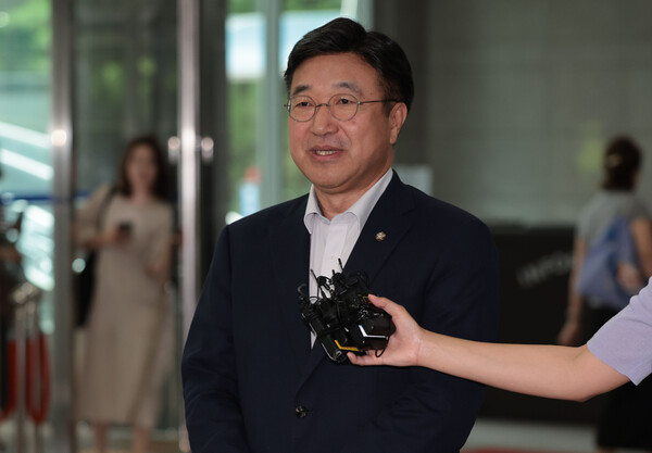 윤호중 행정안전부 장관 후보자가 30일 서울 종로구 적선동에 마련된 인사청문회 준비 사무실로 출근하며 지명 소감을 밝히고 있다. [사진=연합뉴스]