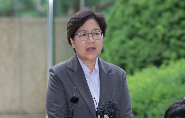 정은경 보건복지부 장관 후보자가 30일 서울 중구 남대문로에 마련된 인사청문회 준비 사무실로 출근하며 취재진 질문에 답하고 있다. [사진=연합뉴스]