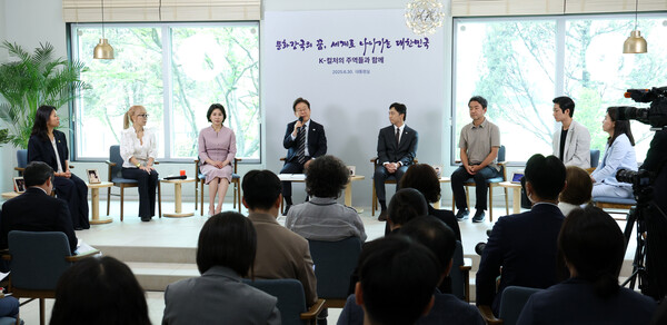 이재명 대통령과 김혜경 여사가 30일 서울 용산 대통령실 파인그라스에서 문화예술계 수상자들과 간담회를 하고 있다. [사진=연합뉴스]
