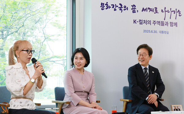 이재명 대통령과 김혜경 여사가 30일 서울 용산 대통령실 파인그라스에서 열린 문화예술계 수상자 간담회에서 조수미 성악가의 발언을 듣고 있다. [사진=연합뉴스]