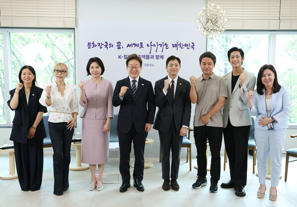 이재명 대통령과 김혜경 여사가 30일 서울 용산 대통령실 파인그라스에서 열린 문화예술계 수상자 간담회를 마치며 참석자와 기념촬영을 하고 있다. 왼쪽부터 칸국제영화제 학생부문(라 시네프) 1등상을 수상 허가영 영화감독, 프랑스 문화예술공로훈장'코망되르'를 수훈한 조수미 성악가, 김 여사, 이 대통령, 토니상 6관왕을 석권한 뮤지컬 '어쩌면 해피엔딩' 박천휴 작가, 넷플릭스 드라마 '폭싹 속았수다'를 연출한 김원석 감독, '로잔발레 콩쿠르'에서 우승한 박윤재 발레리노, 강유정 대통령실 대변인. [사진=연합뉴스]