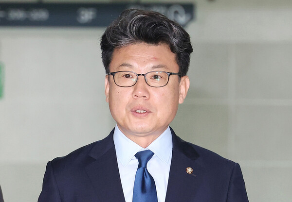 진성준 더불어민주당 정책위의장은 1일 MBC라디오  인터뷰에서 "국민의힘이 (상법 개정에) 찬성 입장으로 돌아서겠다고 한 것은 그간의 반대가 그야말로 반대를 위한 반대였음을 스스로 자인하는 것"이라며 "그 점에 대해 반성할 필요가 있다"고 말했다. [사진=연합뉴스]