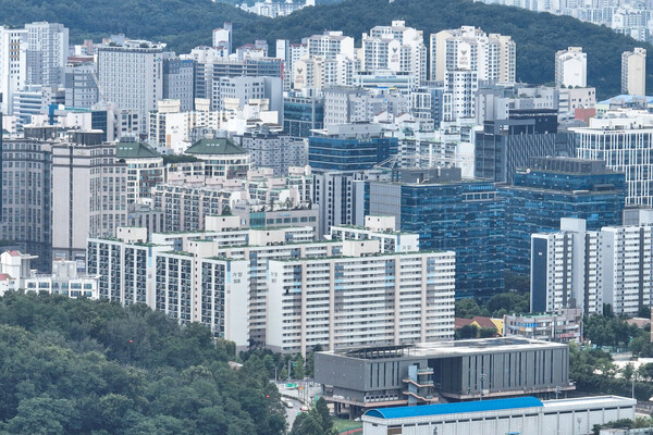 정부가 6억원 이상 주택담보대출을 금지하는 초고강도 대출 규제를 시행하며 서울 아파트의 74%, 18개 구의 대출 감소 타격이 있을 것으로 보이는 가운데 29일 서울 시내 아파트 단지의 모습. [사진=연합뉴스]