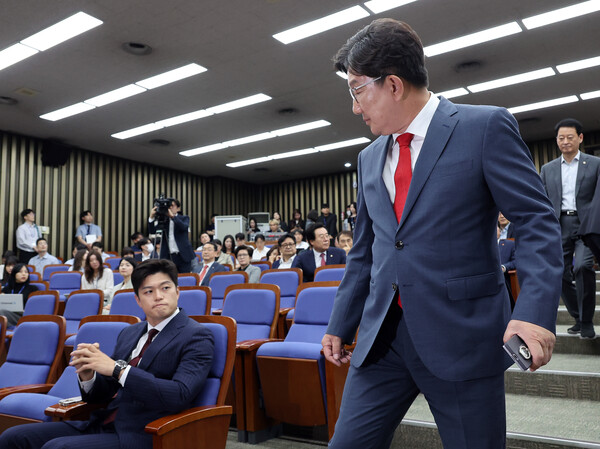국민의힘 김용태 비상대책위원장이 지난 달 9일 서울 여의도 국회에서 열린 의원총회에서 원내대표직 사퇴를 선언한 국민의힘 권성동 원내대표를 바라보고 있다. [사진=연합뉴스]