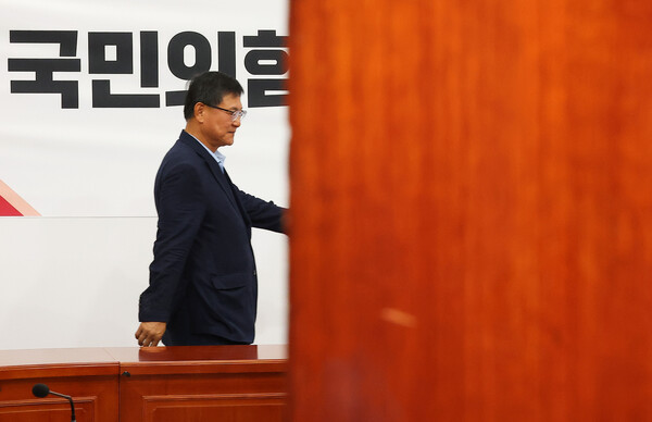 국민의힘 이헌승 전국위원회 의장이 1일 국회에서 열린 제17차 전국위원회 회의에 참석하고 있다. 이날 회의에서 송언석 원내대표를 신임 비상대책위원장으로 임명하는 안건을 의결한다. [사진=연합뉴스]