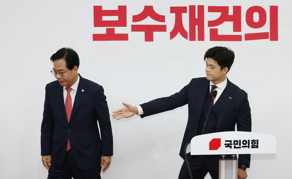 국민의힘 김용태 비상대책위원장(오른쪽)이 30일 국회에서 열린 퇴임 기자회견을 하던 중 들어온 송언석 원내대표와 인사를 마치고 있다. [사진=연합뉴스]