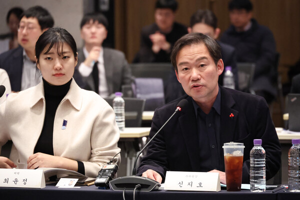 신지호 전 국민의힘 전략기획부총장(오른쪽)은 1일 라디오에 출연해 한동훈 전 대표의 당대표 출마설에 대해 "신중론이 강화되고 있다, 최종 판단은 본인의 몫"이라고 말했다. [사진=연합뉴스]