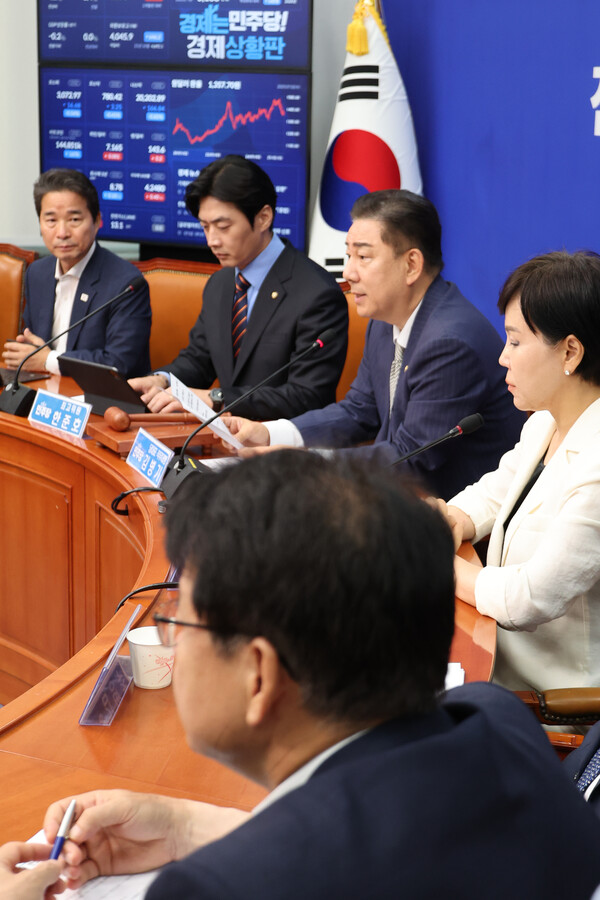 더불어민주당 김병기 당대표 직무대행 겸 원내대표가 2일 서울 여의도 국회에서 열린 최고위원회의에서 발언하고 있다. [사진=연합뉴스]