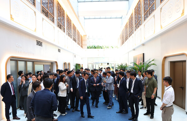 이재명 대통령이 11일 서울 용산 대통령실 기자식당에서 출입기자들과 점심식사 후 이동하며 명함을 받고 있다. [사진=연합뉴스]