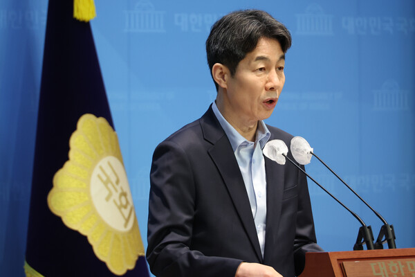 윤건영 더불어민주당 의원은2일 라디오에 출연해 윤석열 전 대통령이 사용할 당시 대통령 관저에 대해 "윤 정권의 축소판으로 모든 게 불법"이라고 말했다. [사진=연합뉴스]