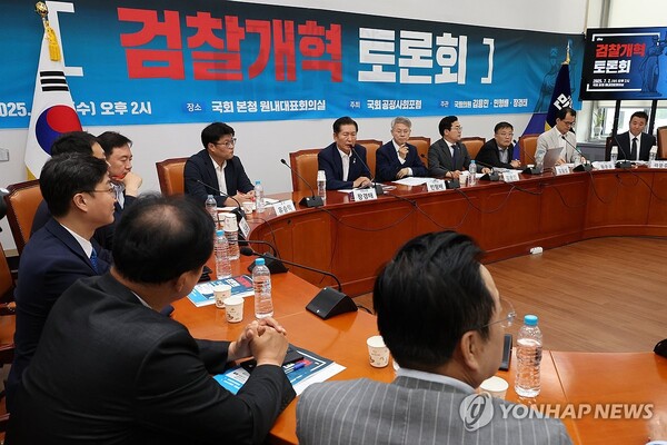 더불어민주당 당대표 후보인 정청래 의원이 2일 서울 여의도 국회에서 열린 검찰개혁토론회에서 당대표 당선 이후 검찰개혁 추진 계획과 의지를 밝히고 있다. [사진=연합뉴스]