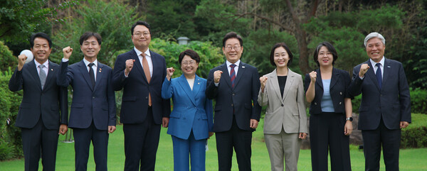 이재명 대통령이 3일 한남동 관저에서 야 5당 지도부와 오찬 회동에 앞서 기념사진을 촬영하고 있다. 왼쪽부터 진보당 윤종오 원내대표, 사회민주당 한창민 당대표, 개혁신당 천하람 당대표권한대행, 조국혁신당 김선민 당대표권한대행, 이 대통령, 진보당 김재연 상임대표, 기본소득당 용혜인 당대표, 조국혁신당 서왕진 원내대표. [사진=연합뉴스]