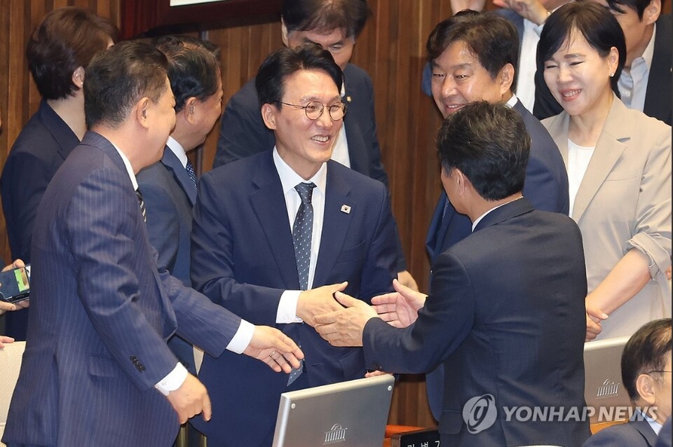 3일 김민석 총리 후보자 인명동의안이 국회 본회의를 통과하자 축하받는 김 후보자 [사진=연합뉴스]