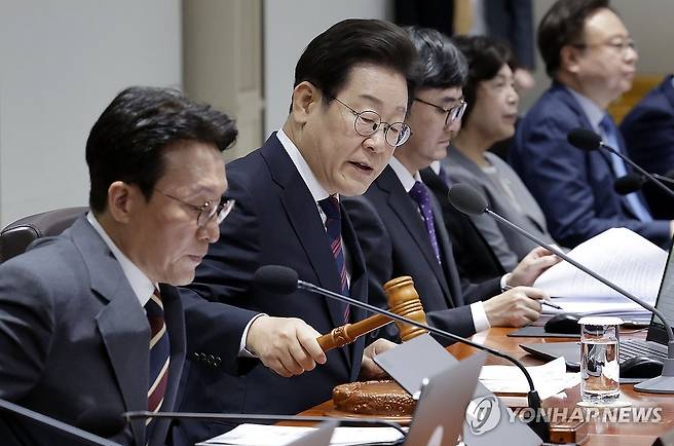 이재명 대통령은 주말인 5일 서울 용산 대통령실 청사에서 열린 긴급 국무회의를 열고 4일 한밤중에 통과한 약 31조8천억원의 추경안에 대한 국무회의 심의, 의결을 속전속결로 진행했다. [사진=연합뉴스]