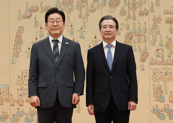 이재명 대통령이 4일 용산 대통령실에서 김용범 정책실장에게 임명장을 수여한 후 기념촬영을 하고 있다. [사진=연합뉴스]