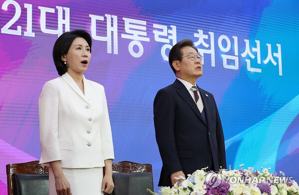 이재명 대통령 부부가 4일 서울 여의도 국회에서 열린 취임선서에 앞서 애국가를 부르고 있다. [사진=연합뉴스]