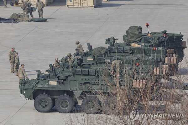 주한미군. 트럼프 미 대통령이 8일 '자국 방위비는 스스로 부담해야 한다며 주한미군 방위비를 연 100억달러 부담하라'고 압박했다. [사진=연합뉴스]