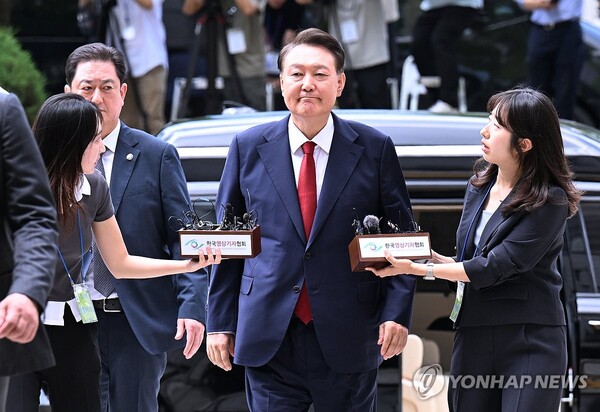 9일 오후 서울중앙지법 구속영장 실질심사에 출석하는 윤석열 전 대통령 [사진=연합뉴스]