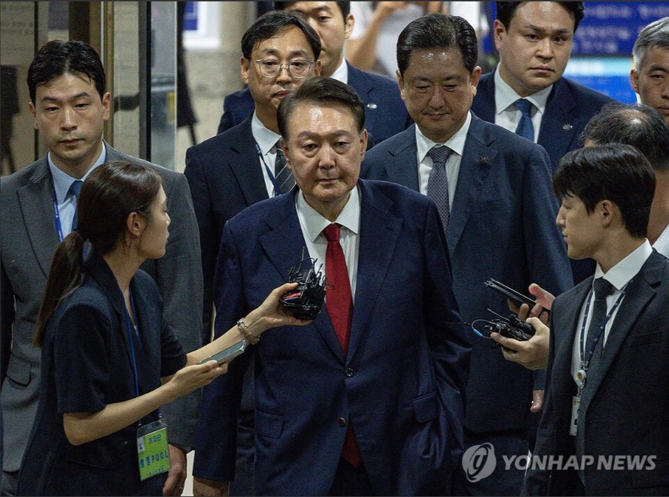 9일 밤 9시7분 경 구속영장 실질심사를 마치고 나오는 윤석열 전 대통령. 10일 새벽 윤 전 대통령에 대한 구속영장이 발부됨에 따라 서울구치소 재수감됐다.. [사진=연합뉴스]