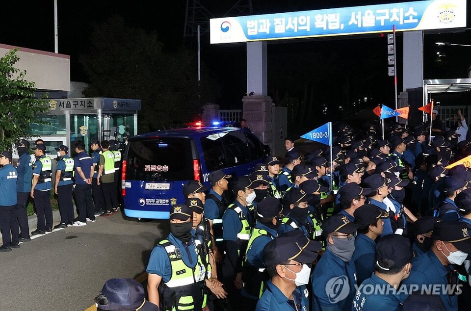 구속 전 피의자 심문(영장실질심사)을 마친 윤석열 전 대통령이 탑승한 차량이 9일 경기도 의왕시 서울구치소로 들어가고 있다. 경찰들은 서울구치소 앞에서 尹지지자들의 시위를 막고 있다. [사진=연합뉴스]